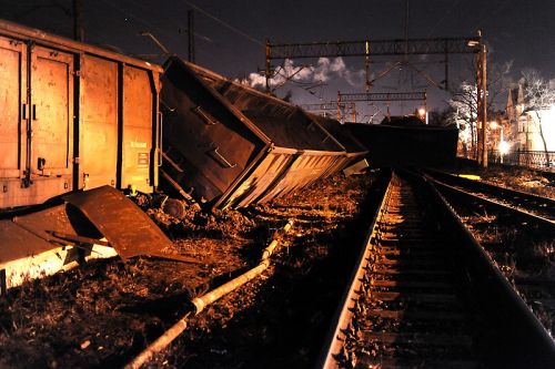 Zniszczone tory i spóźnione pociągi