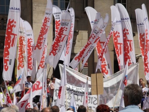 Związkowcy i kibice manifestują w stolicy