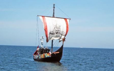 Kaszubskie łodzie pod żaglami