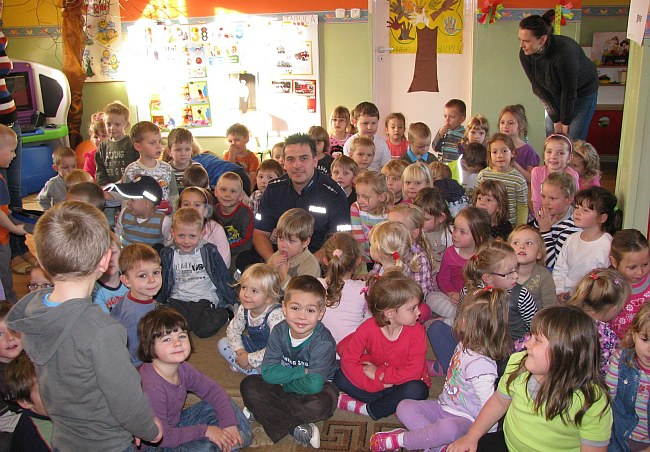 Policjanci pokazali przedszkolakom kajdanki
