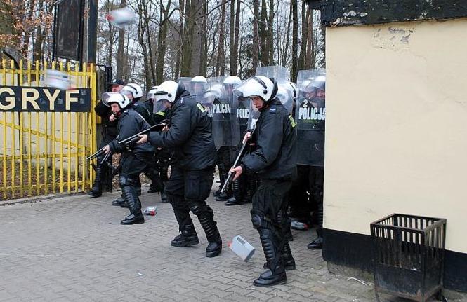 Policjanci walczyli z kibicami na stadionie