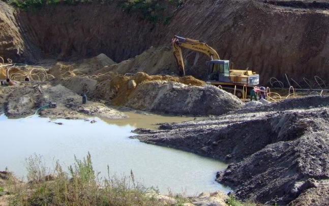 Niebezpieczne składowisko odpadów w żwirowni