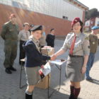 dh-julia-szytmichowska-najlepsza-harcerka-na-rajdzie-hufca-przyjmuje-gratulacje-od-komendantki-rajdu