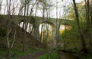 Stuletni most kolejowy koło Rozłazina. Warto zobaczyć