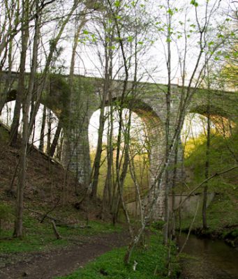 Stuletni most kolejowy koło Rozłazina. Warto zobaczyć