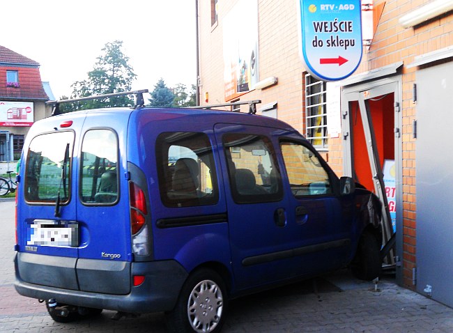 Pijany kierowca wjechał do sklepu