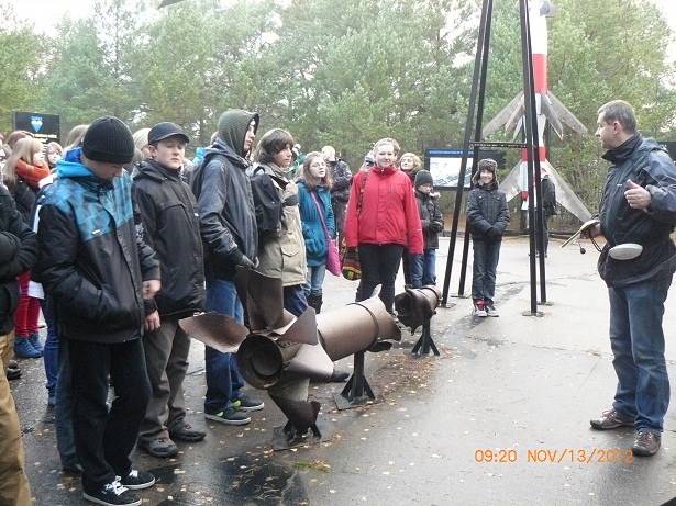 Gimnazjaliści z Łeby uczyli się historii przy wyrzutni rakietowej
