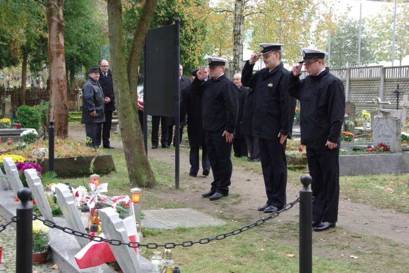 Groby zasłużonych na wejherowskich cmentarzach