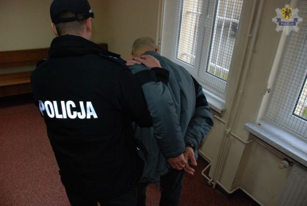 Horror: zakopał matkę koło domu i latami brał jej emeryturę