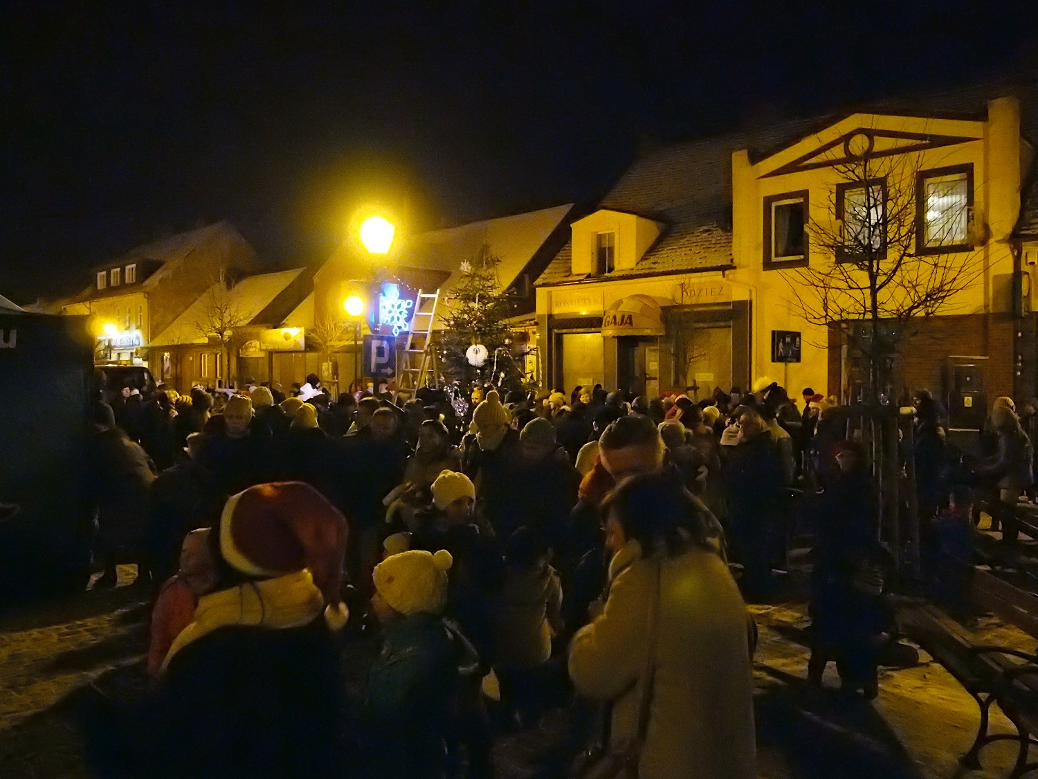 Mieszkańcy Łeby wspólnie ubrali miejską choinkę