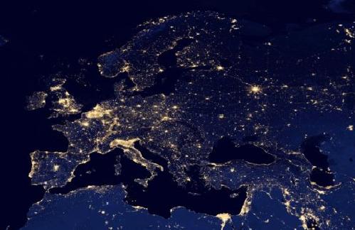 Zobacz jak pięknie wyglądamy w nocy. Zdjęcia NASA