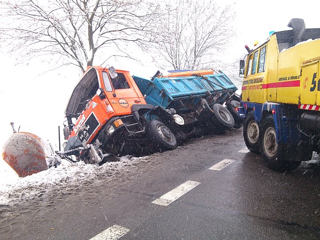 Śnieg nie przestaje padać. Na części dróg fatalne warunki