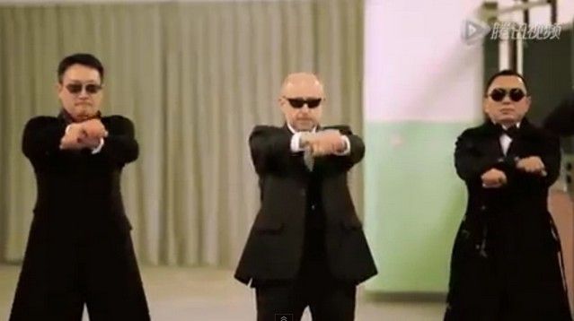 Polski ambasador tańczy gangam style. Hit w internecie