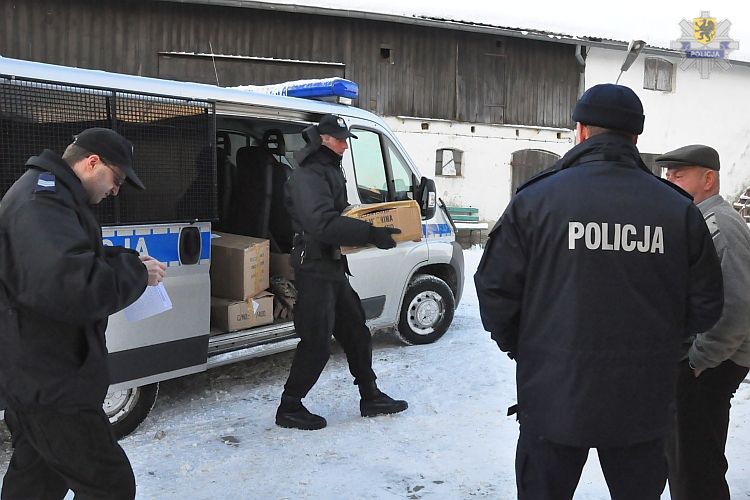 Świąteczna paczka dla najuboższych. Policjanci rozdają prezenty