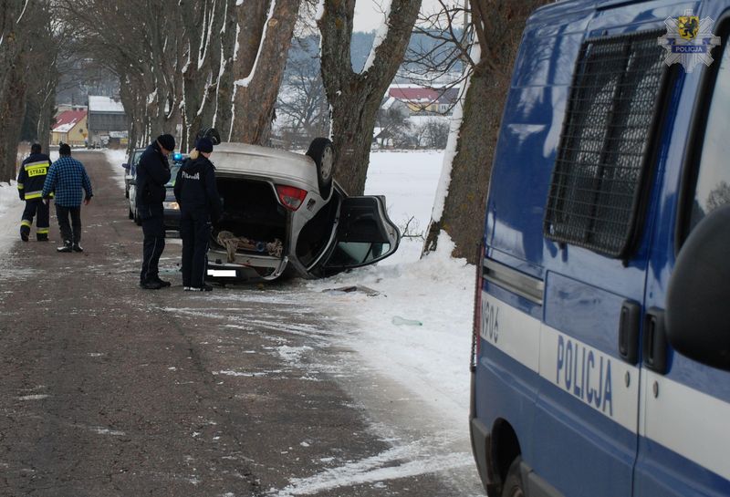 Samochód uderzył w drzewo i dachował. Kierowca był pijany