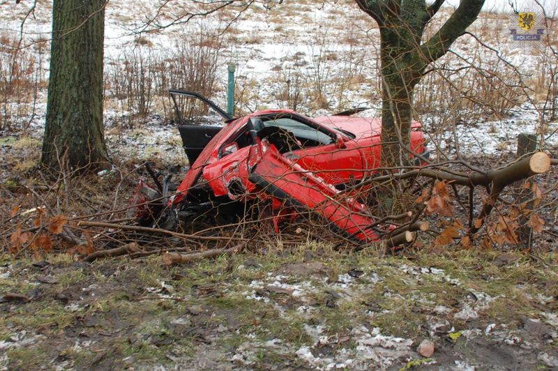 Po zderzeniu auto rozpadło się na części. Dziecko uratował fotelik