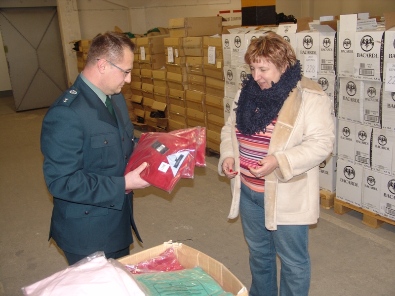 Podrabiane koszule i swetry otrzymali potrzebujący