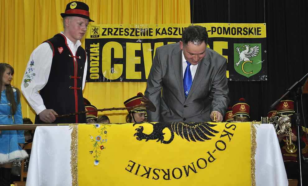 Oddział ZK-P w Cewicach otrzymał sztandar