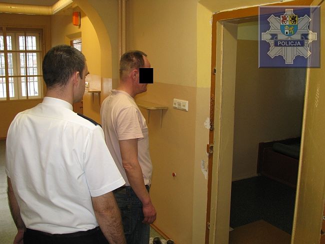 Z cegłą na policjanta. Pijany napastnik usłyszy zarzuty