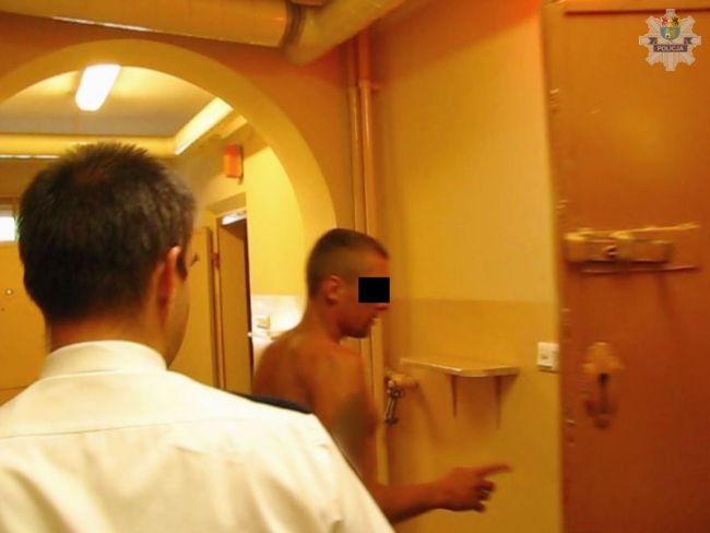 Pijany po wysięgniku strażackim wspinał sie na dach