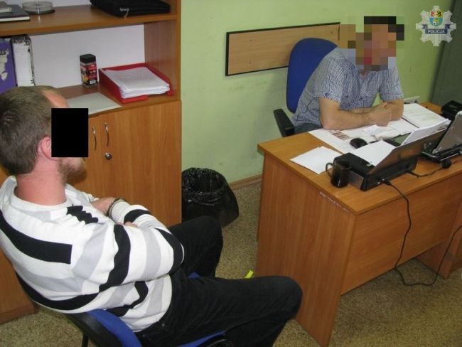 Sprzedawał na złom kontenery firmy w której pracował