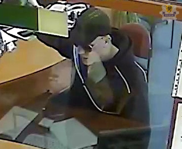 Policja poszukuje sprawców napadów na placówki bankowe