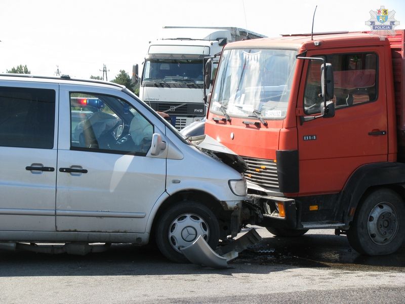 Groźny wypadek i utrudnienia na krajowej szóstce
