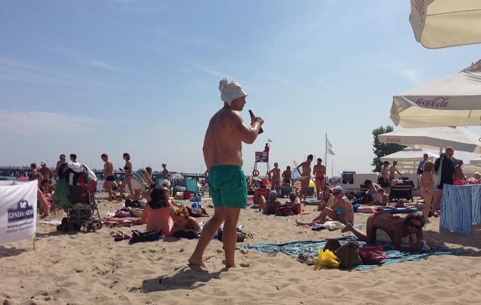 Upał, tłumy na plażach i gigantyczne korki na drogach