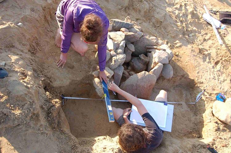 Wykopaliska w Czarnówku koło Lęborka. Skarby na cmentarzysku