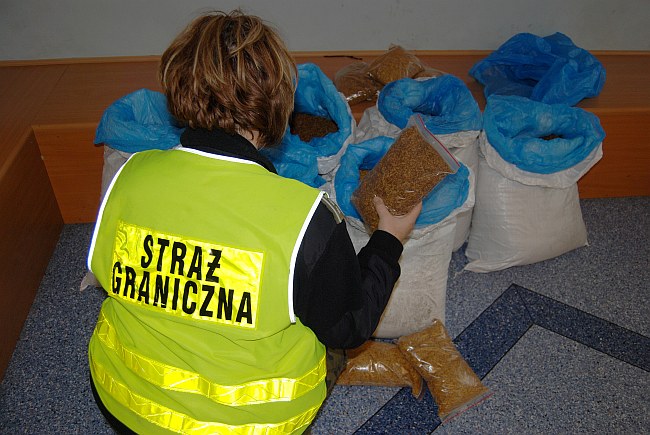 Handlowali tytoniową krajanką na poboczu drogi