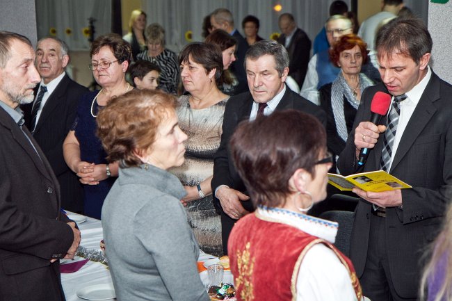Rozwinięte skrzydła na spotkaniu opłatkowym