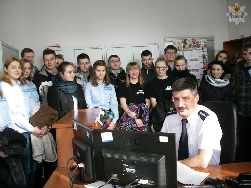 Klasa policyjna z wizytą w komendzie