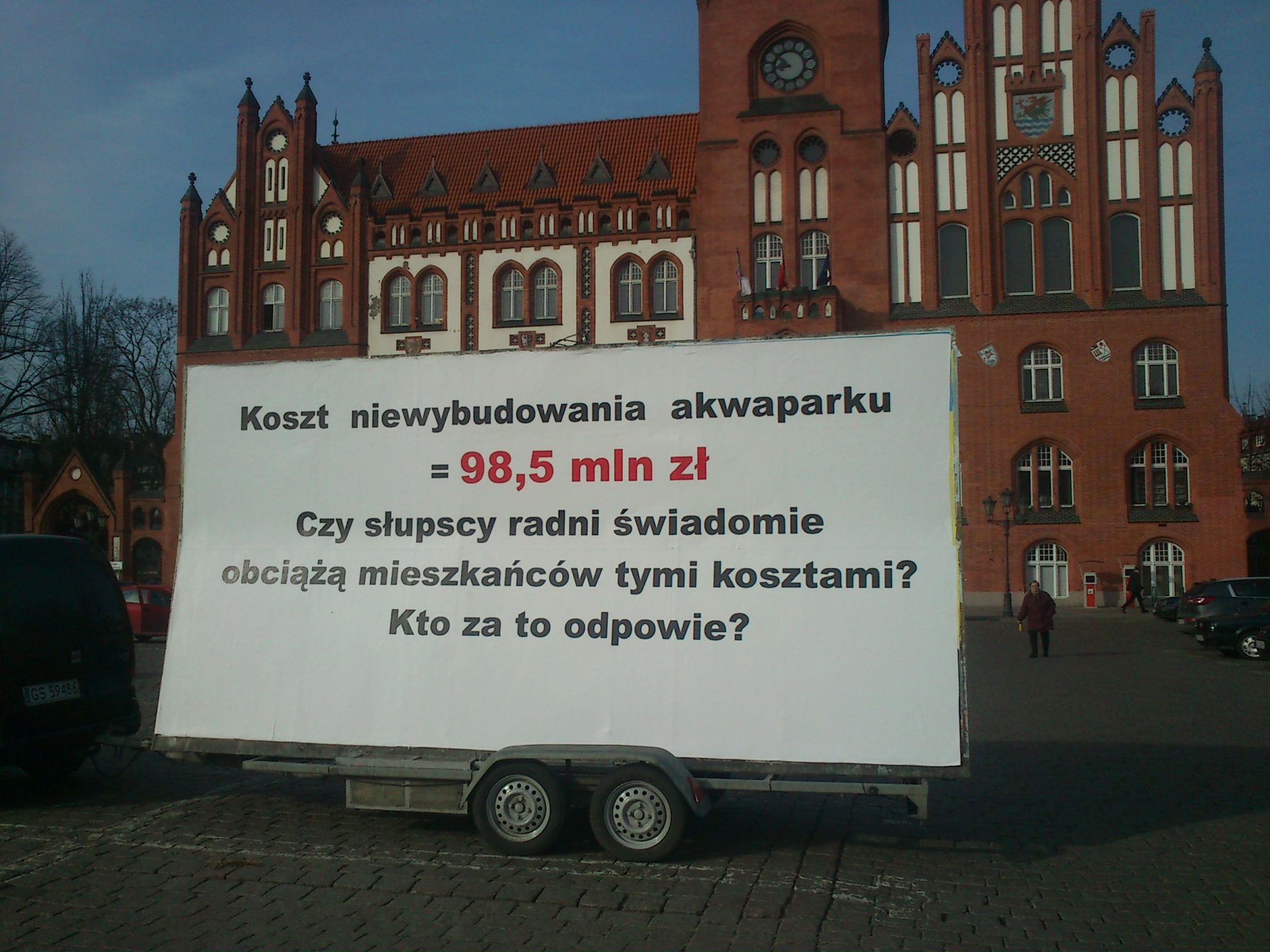 Akwaparkowy bilbord stanął przed ratuszem