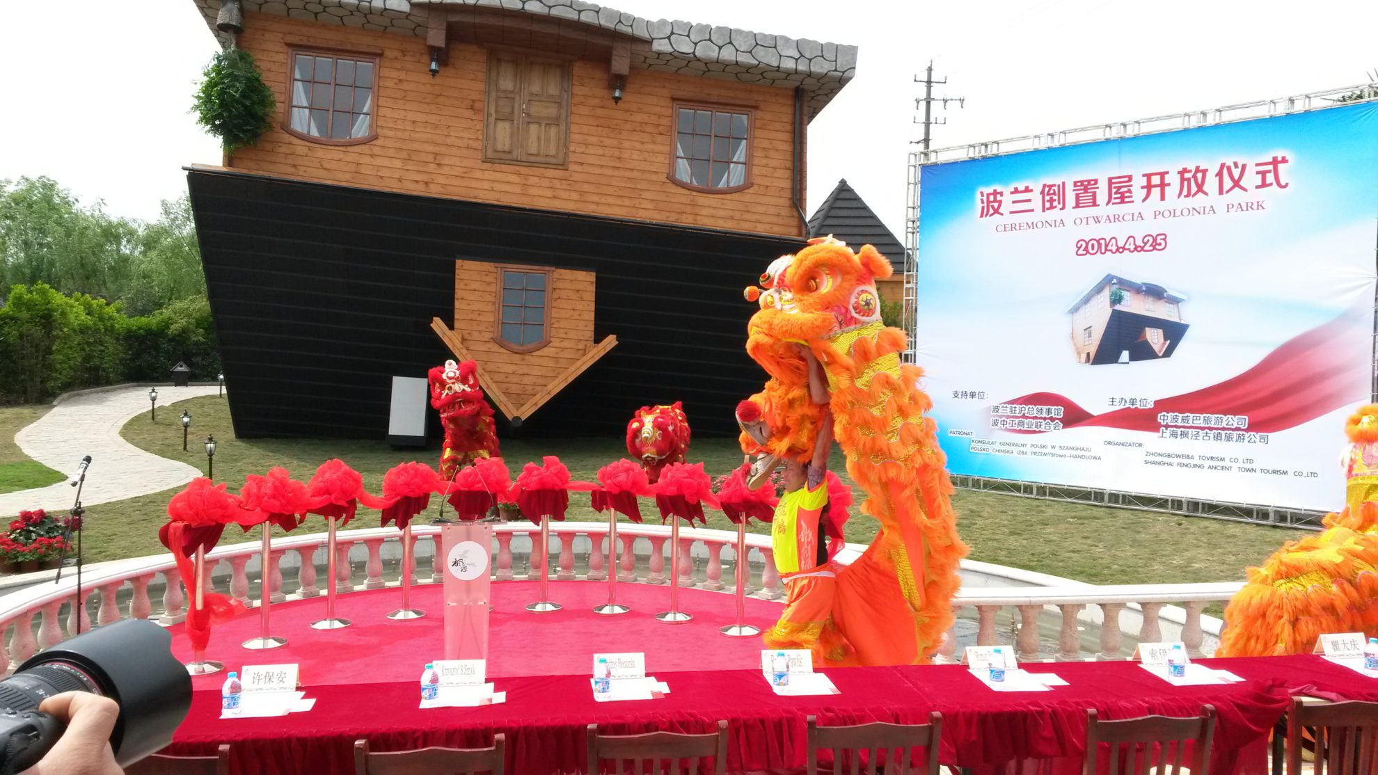 Odwrócony dom w Chinach oficjalnie otwarty