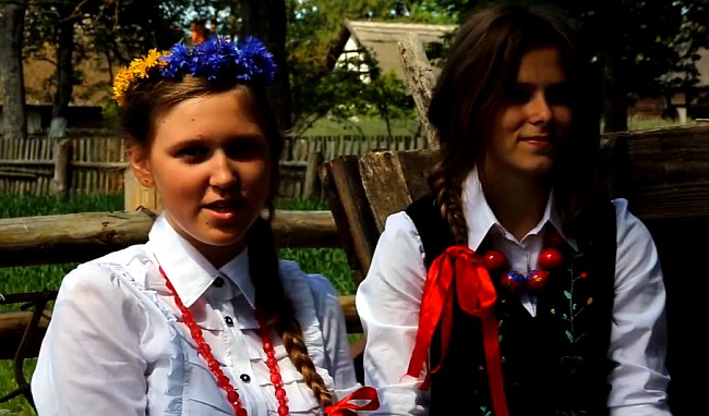 Òna tyńcyje dlô mie! W Klukach nagrali kaszubski cover dyskotekowego hitu