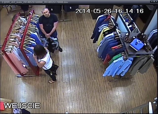 Policjanci szukają złodziei okradających galerie handlowe