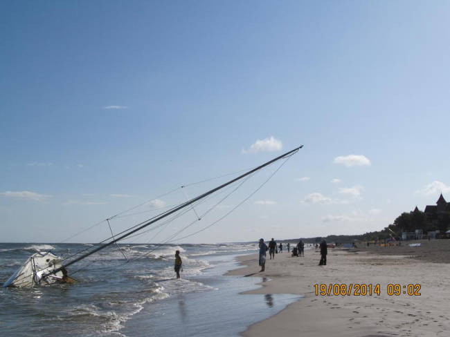 Jacht sztrandował na plaży w Łebie