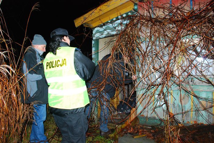 Policjanci pomagają bezdomym