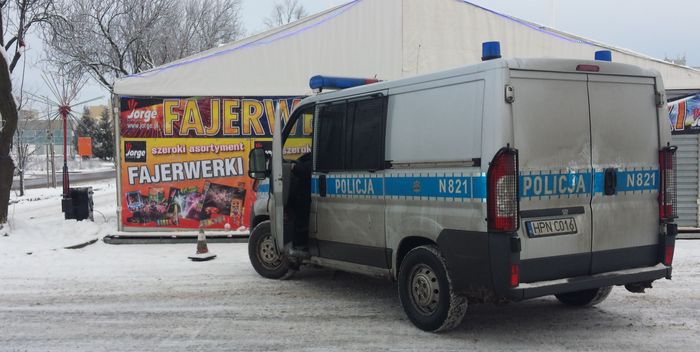 Policjanci kontrolują stoiska z fajerwerkami