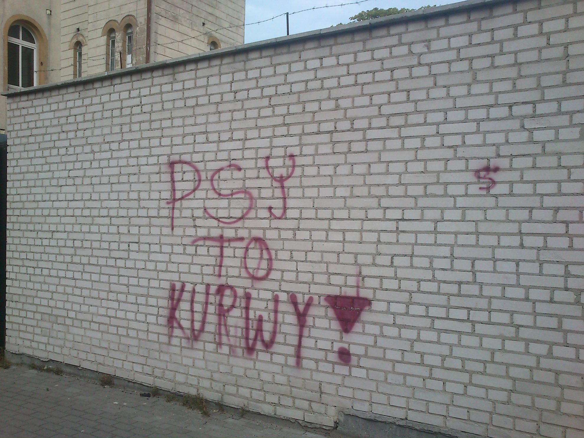 Pomalował ogrodzenie Szkoły Policji wulgarnymi słowami