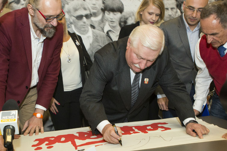 Wałęsa: sprawdzę kartka po kartce, nazwisko po nazwisku