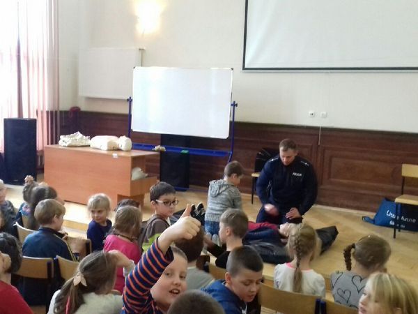 Policjanci uczyli dzieci zasad udzielania pierwszej pomocy