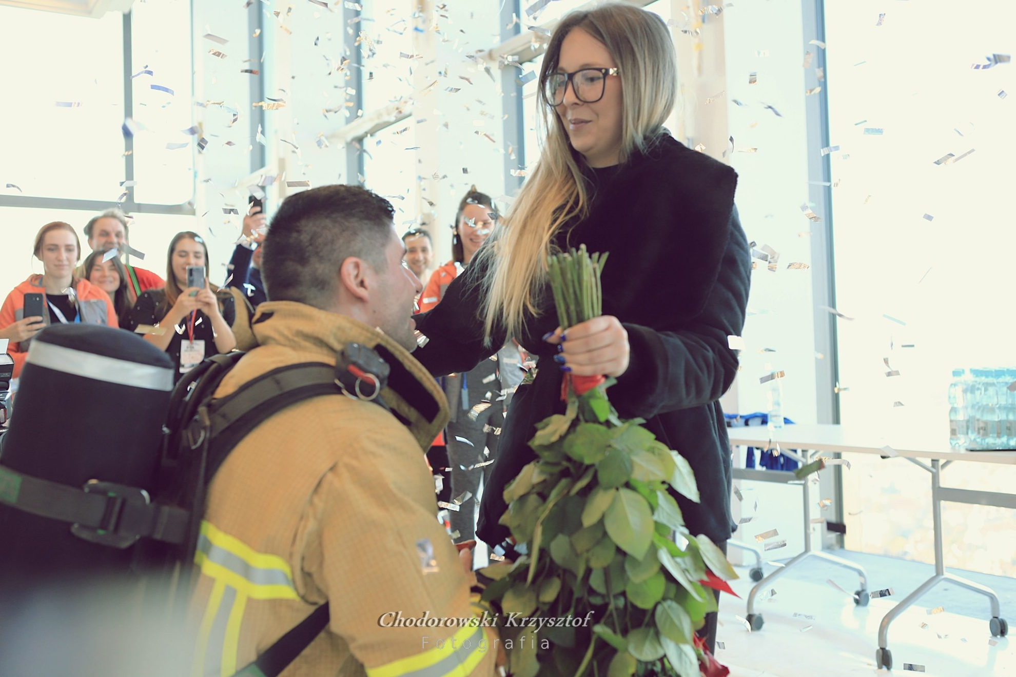 Ten strażak wdrapał się na 34. piętro, żeby poprosić ją o rękę. Czy powiedziała tak?