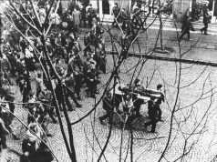 50. lat od Wydarzeń Grudniowych Demonstracje Grudnia 1970 w Gdyni: Ciało Zbyszka Godlewskiego niesione przez demonstrantów