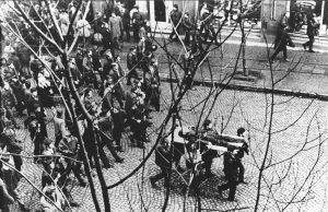 50. lat od Wydarzeń Grudniowych Demonstracje Grudnia 1970 w Gdyni: Ciało Zbyszka Godlewskiego niesione przez demonstrantów