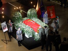 Druga rocznica śmierci prezydenta Pawła Adamowicza Trumna z ciałem Pawła Adamowicza wystawiona w ogrodzie zimowym Europejskiego Centrum Solidarności / fot. Grzegorz Mehring / Archiwum ECS