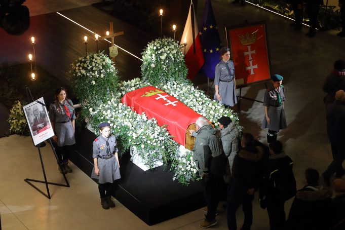 Trumna z ciałem Pawła Adamowicza wystawiona w ogrodzie zimowym Europejskiego Centrum Solidarności / fot. Grzegorz Mehring / Archiwum ECS