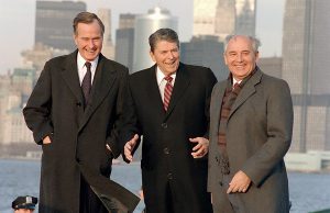 Minęło 90 lat życia Michaiła Gorbaczowa Michaił Gorbaczow, Ronald Reagan i George H.W. Bush w Nowym Jorku (1988)