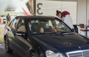 Gdzie szczepią przeciwko COVID-19 bez wysiadania z auta? Punkt drive-thru w Gdańsku Punktu Szczepień Drive Thru fot. Dominik Paszliński / www.gdansk.pl