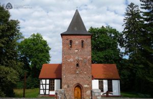 Średniowieczny kościół Znalezienia Krzyża w Charnowie Charnowo, kościół p.w. Znalezienia Krzyża Świętego, 2013 r. / fot. Tomasz Błyskosz